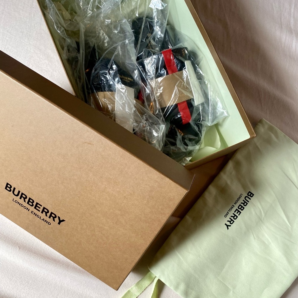 Burberry Sliders (LIKE NEW)